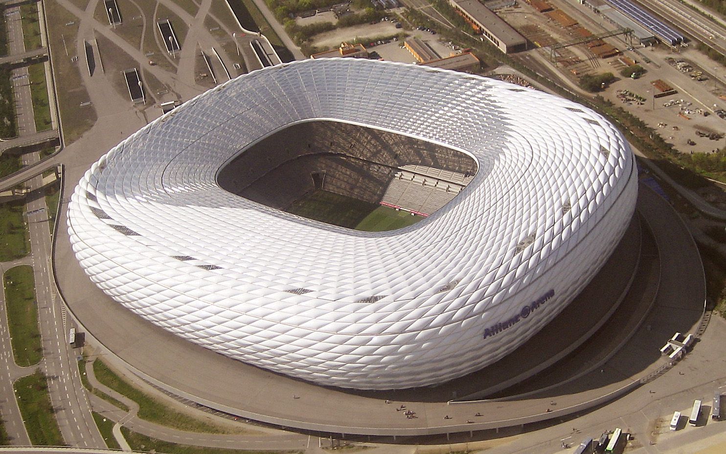 München_-Allianz-Arena(Luftbild).jpg