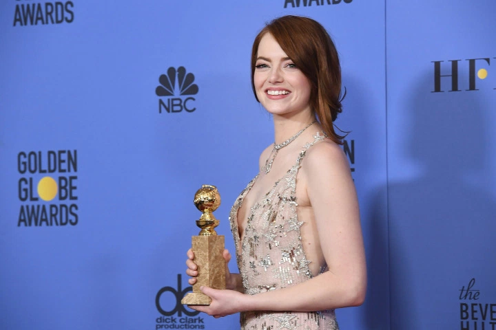 0_1485716373220_emma-stone-reacts-ryan-reynolds-andrew-garfield-kiss-golden-globes-2017.png